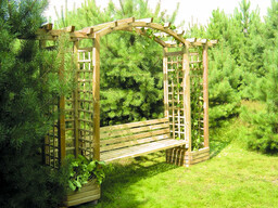 Pergola drewniana z dachem w kształcie łuku oraz