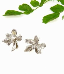 Kolczyki srebrne z kwiatkami Magnolii białej na sztyft
